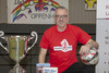 Foto: Herr Reifenberg mit Pokal, Fußball und Büchern