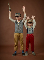 Foto: zwei Jungs beim Theaterspielen auf einer Bühne