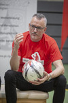 Foto: Herr Reifenberg erklärt, mit Ball in der Hand