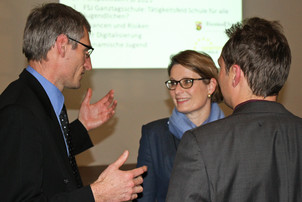 Foto von der Veranstaltung: Ministerin Stefanie Hubig im Gespräch mit Prof. Thieme