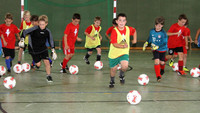 Eine der acht Fußball-AGs in der Grundschule Bad Neuenahr unter der Leitung von Klaus Warmth: Beim Training in der Halle.