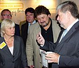 Schulleiterin Bettina Gerhard, Hans Berkessel und Ministerpräsident Kurt Beck auf dem 6. Demokratietag Rheinland-Pfalz in Wörrstadt