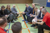 Foto: Frau Hubig, Herr Reifenberg und weitere Teilnehmerinnen und Teilnehmer im ernsten Gespräch