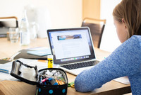 Foto: eine Schülerin vor ihrem Laptop mit Lerninhalten
