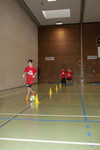 Foto: Jungs beim Fußball-Training - dribbeln um kleine Pylone