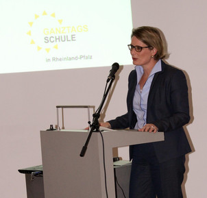 Foto von der Veranstaltung: Ministerin Stefanie Hubig am Rednerinnenpult