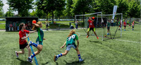 Foto: Jugendliche beim Handball-Spiel im Freien