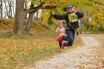 Foto: Kinder beim Marathon-Lauf, ein Junge springt in die Luft