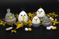 Foto: lustige kleine Hühner, aus Eiern und Papier gebastelt
