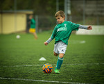 kleiner Junge beim Fußballspielen