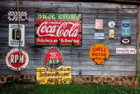 Wand einer Holzhütte voller alter Werbetafeln