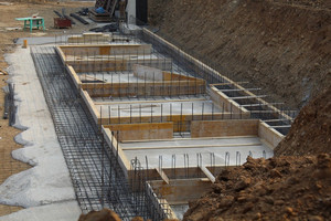 Foto: gegossenes Beton-Fundament für ein Gebäude in einer Baugrube
