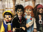 Marionetten-Puppen an Fäden