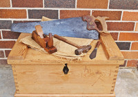 Foto: Holz-Werkzeugkasten mit Werkzeugen zur Holzbearbeitung