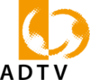 Logografik: abstrakte Skizze. Zwei Menschen von oben, sich gegenüberstehend, mit halb rund ausgebreiteten Armen, ein klein wenig von einander entfernt. Farben: orange und weiß. Darunter Abkürzung ADTV in Großbuchstaben (schwarz).